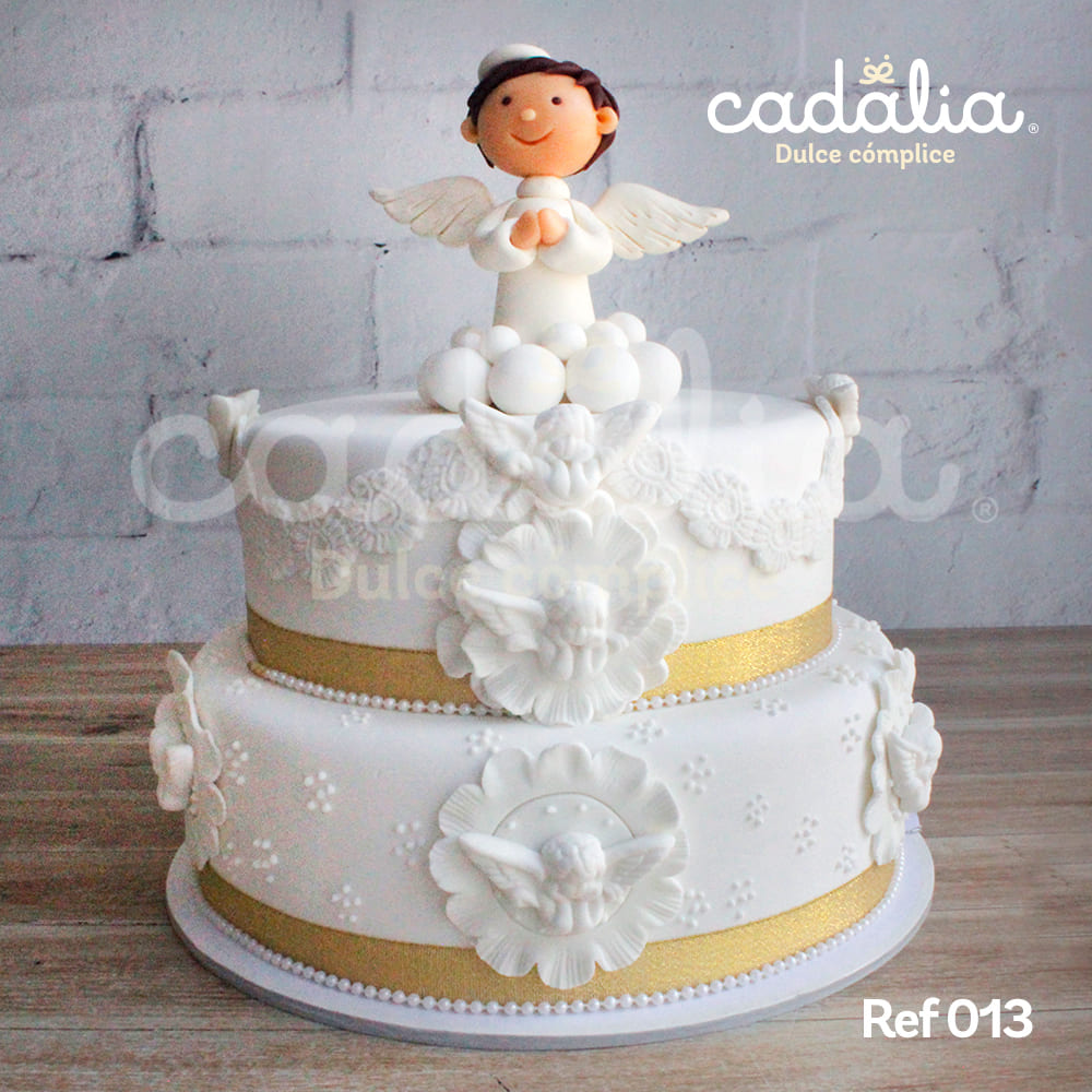 Torta personalizada Bautizo ángel Cadalia, con ángeles y flores en laterales y un ángel en mazapán