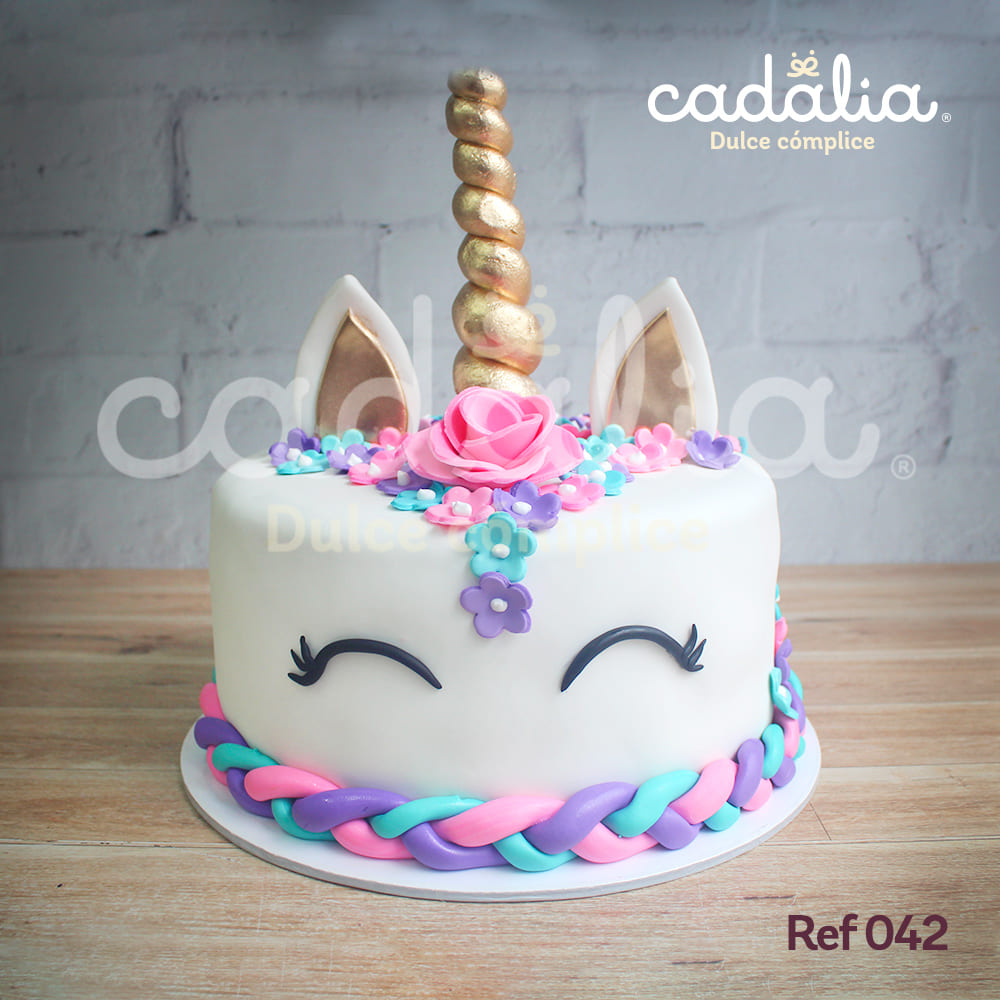 Torta personalizada unicornio Cadalia con flores, cuerno dorado y trenza en colores pastel