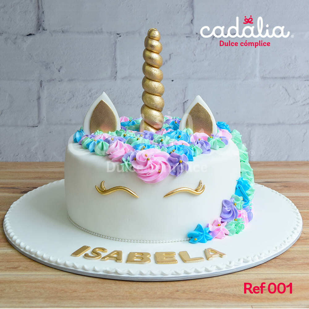 Torta personalizada unicornio Cadalia color azul y rosado con cuerno dorado y nombre isabela